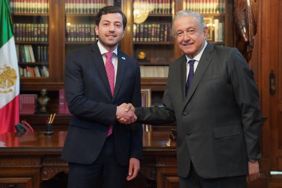 AMLO recibe cartas credenciales de embajadores de 8 países