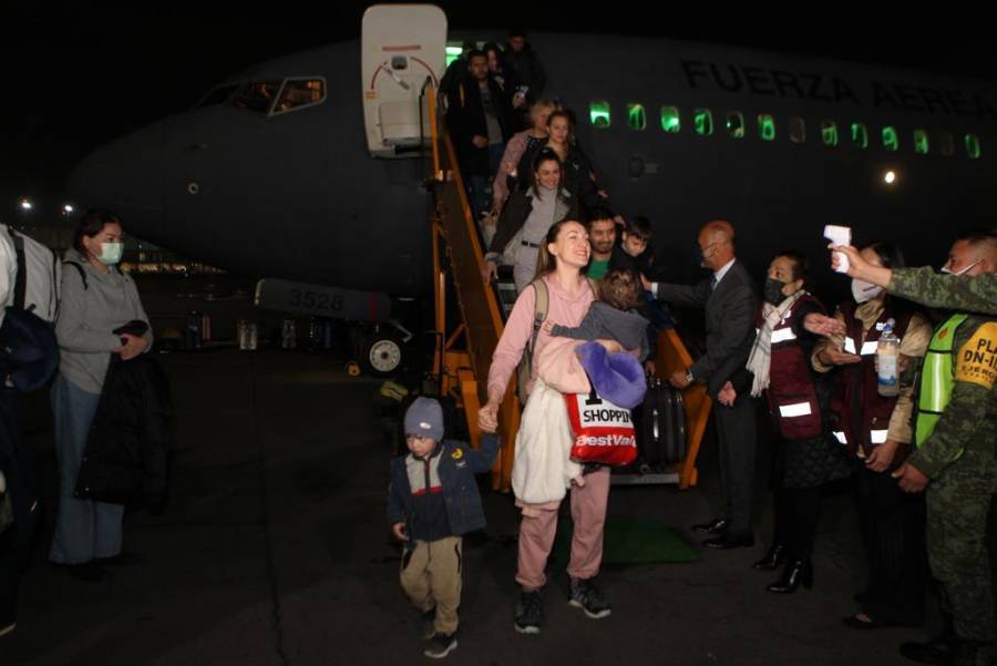 AMLO agradece a FA llegada de nuevo vuelo con mexicanos repatriados