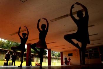 Autoridades lanzan a bailarinas de ballet del Deportivo Victoria de las Democracias