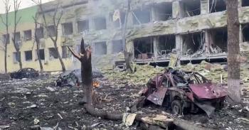 Rusia bombardea teatro de Mari&uacute;pol donde hab&iacute;a cientos de refugiados civiles