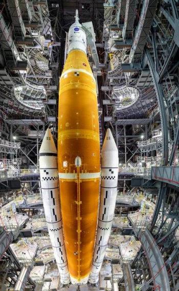 NASA transporta megacohete lunar a plataforma de lanzamiento
