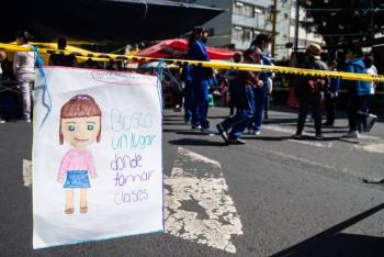 Martí Batres se reúne con padres de familia de Escuela Primaria “Cristóbal Colón”