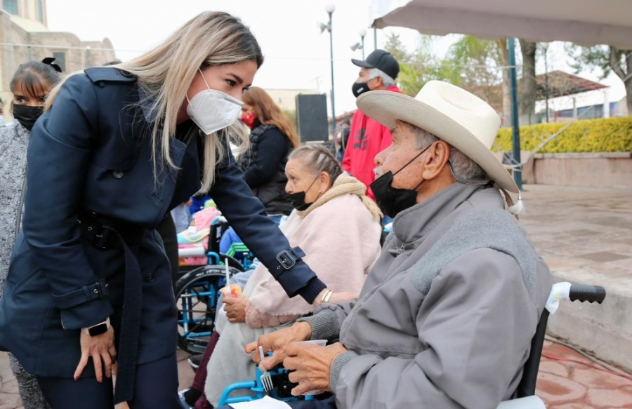 Beneficia DIF a habitantes de Ahualulco con sillas de ruedas