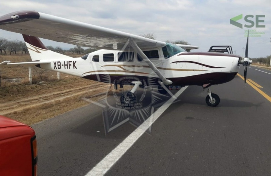Avioneta aterriza de emergencia en la carretera SLP - Rioverde