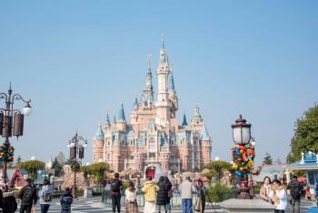 Por rebrote de Covid-19, cierra Disneyland Shangh&aacute;i en China
