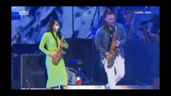 La saxofonista agredida con &aacute;cido Mar&iacute;a Elena R&iacute;os toca en el Vive Latino