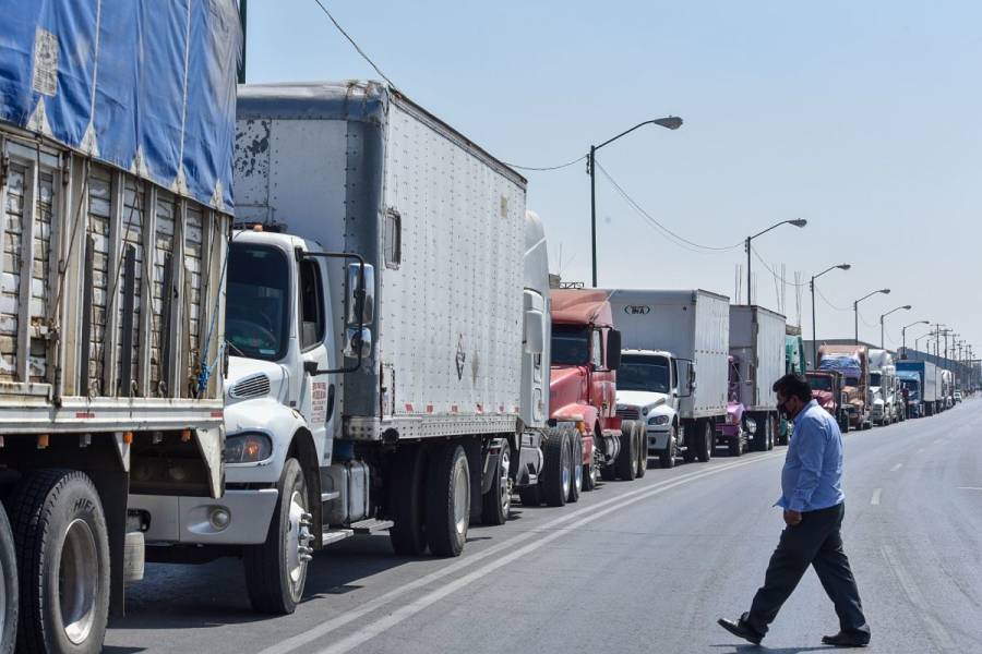 Transportistas bloquean autopistas hacia CDMX por paro nacional