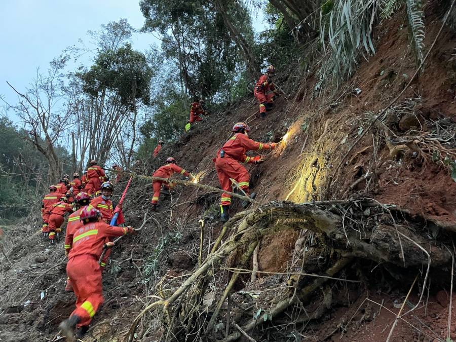 Sin rastro de supervivientes en accidente de avi&oacute;n en China