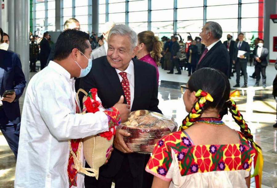 AMLO lamenta que se haya resaltado la venta de tlayudas en el AIFA en vez de su infraestructura