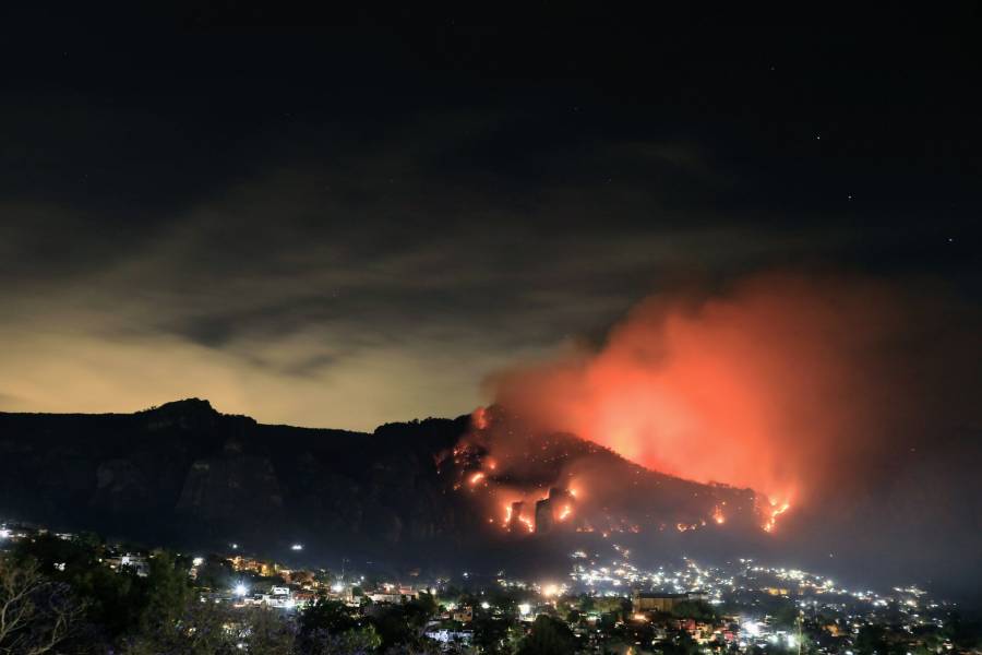 Incendio en Tepoztlán se sale de control; voluntarios piden refuerzos