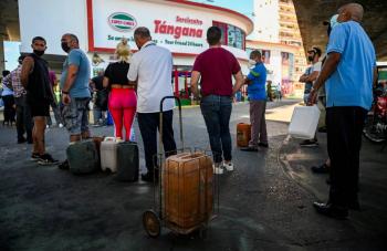 Tras regulaci&oacute;n de venta de combustible, largas filas en gasolineras de Cuba