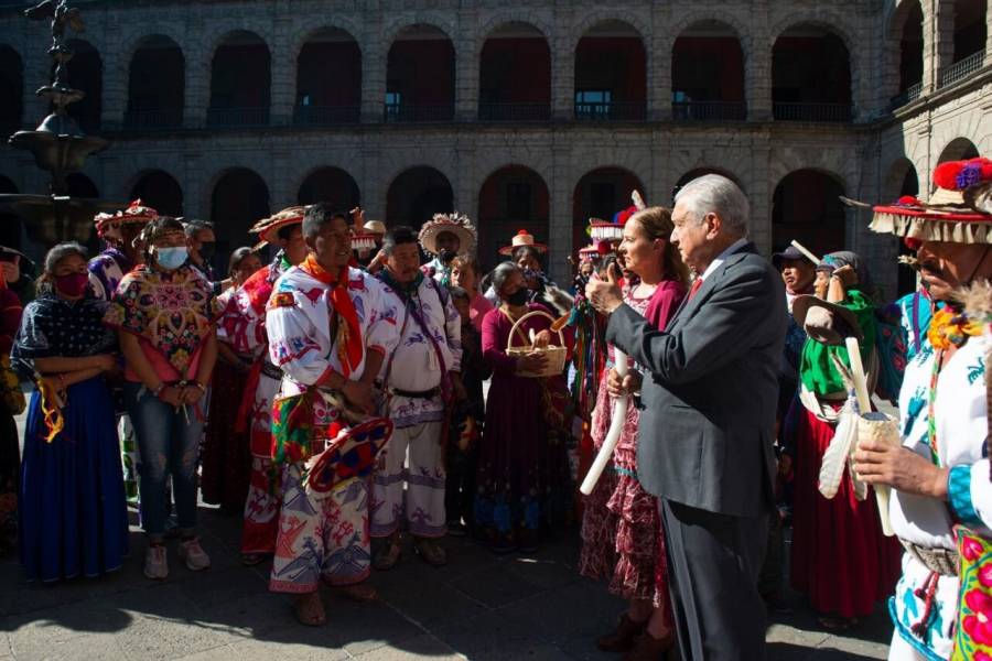 AMLO se compromete con wixáricas a proteger su territorio