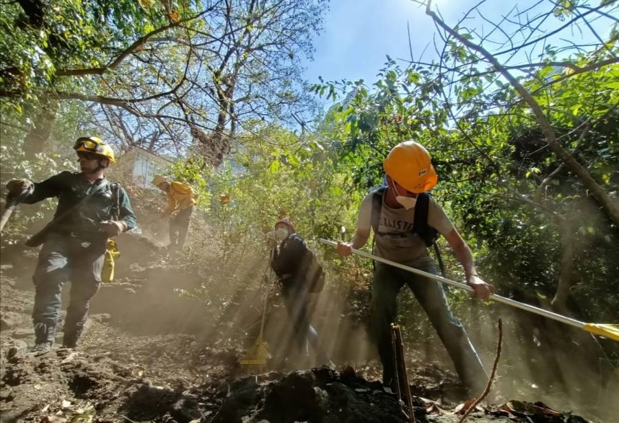 Voluntarios y brigadistas controlan 20% del incendio en Tepoztlán
