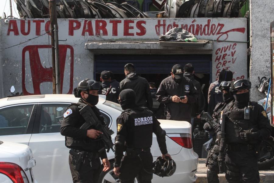 Policía CDMX asegura 40 toneladas de autopartes en Iztapalapa