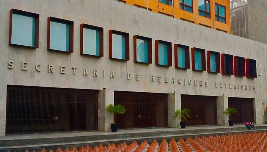 SRE abre investigación por supuesta venta de citas en embajada de México en Cuba