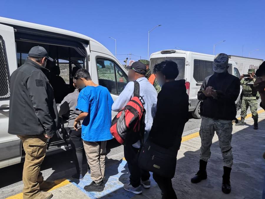 México repatria a Cuba a 107 migrantes irregulares