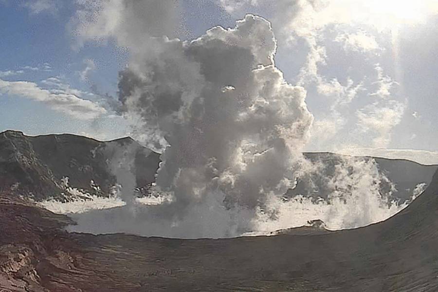 Miles de filipinos son evacuados por erupci&oacute;n de volc&aacute;n Taal