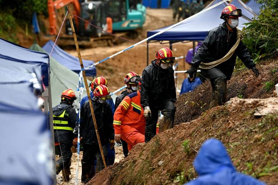 Recuperan segunda caja negra de accidente aéreo en China