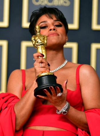 Ariana DeBose gana el &Oacute;scar a mejor actriz de reparto por 
