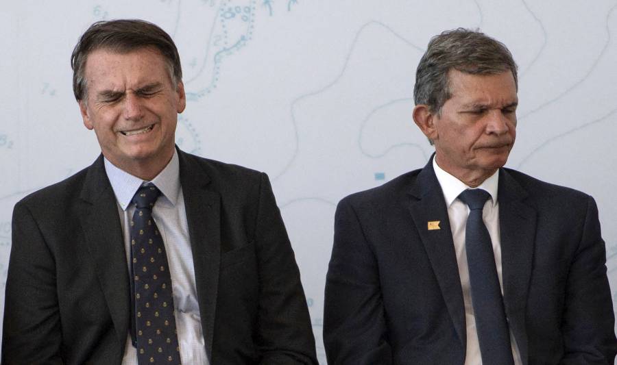 Bolsonaro destituye al presidente de Petrobras tras aumentos en combustibles