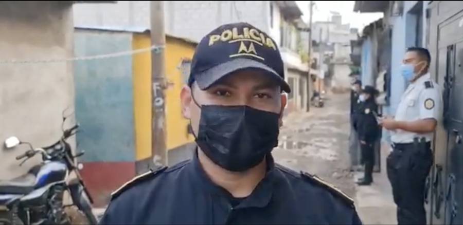 Arrestan a tres guatemaltecos por transportar a decenas de migrantes hondure&ntilde;os