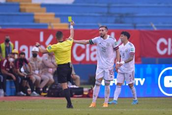 H&eacute;ctor Herrera causa baja contra El Salvador por acumulaci&oacute;n de tarjetas