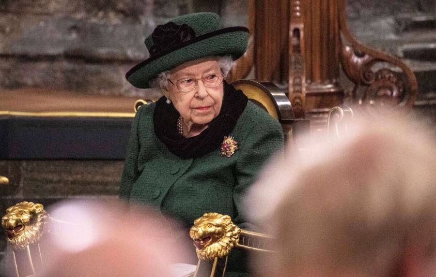 La reina Isabel II reaparece en público para homenaje a su difunto esposo