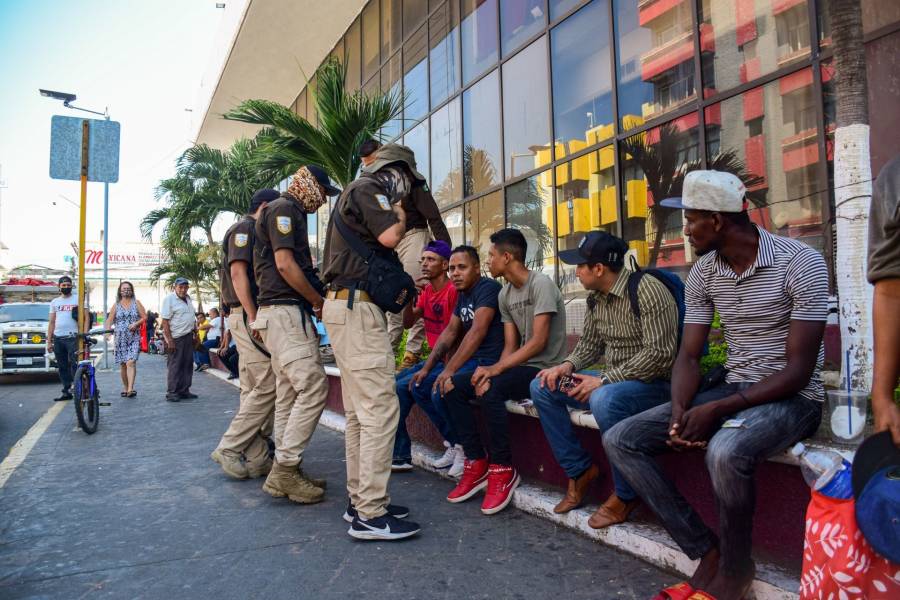 Con descargas eléctricas, agentes del INM someten a migrante en Chiapas