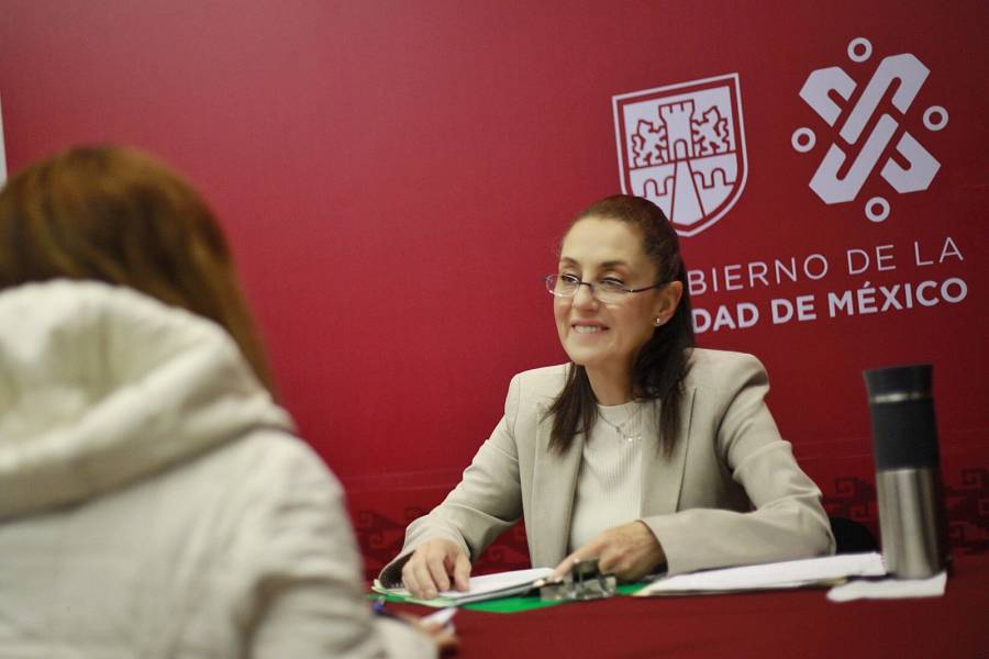 Sheinbaum acusa a la oposición de campañas “sucias” y reitera su respaldo a AMLO