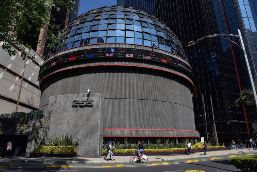 Bolsa mexicana cierra con ganancia de 0,77% a 56.111,21 puntos