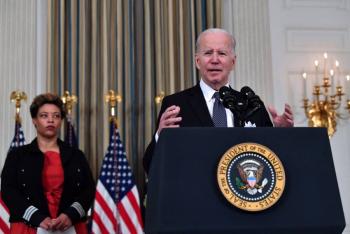 Administraci&oacute;n de Biden eval&uacute;a dar 2,700 vacunas diarias contra el Covid-19 a migrantes