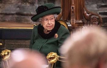 La reina Isabel II reaparece en p&uacute;blico para homenaje a su difunto esposo