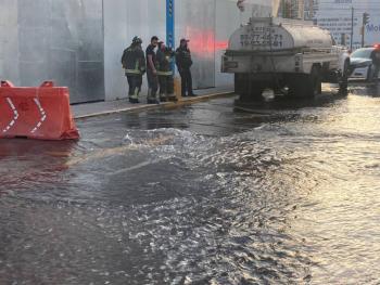 Fuga de agua inunda calles de la GAM