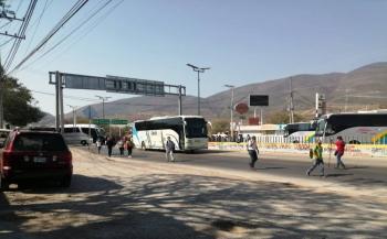 Normalistas de Ayotzinapa bloquean Autopista del Sol