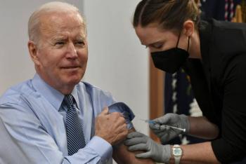 El presidente Biden recibe su segunda dosis contra el Covid-19