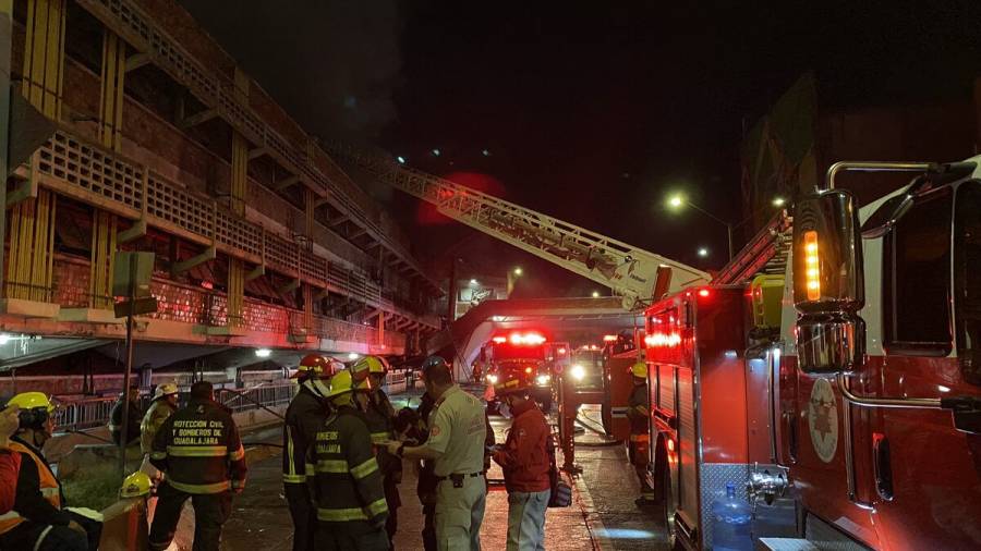 Incendio consume locales de mercado en Guadalajara, Jalisco