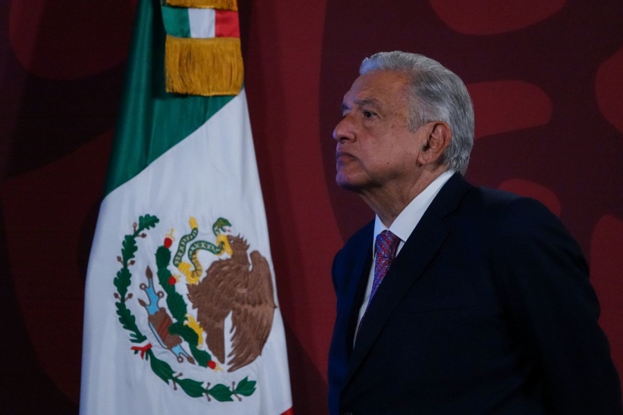 AMLO defenderá hoy su iniciativa de reforma ante Kerry y empresarios