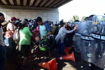 En Chiapas, migrantes se enfrentan a elementos de la Guardia Nacional
