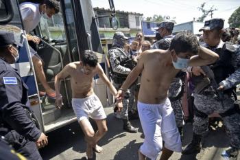 A modo de burla, Bukele se refiere a los detenidos por la polic&iacute;a de El Salvador