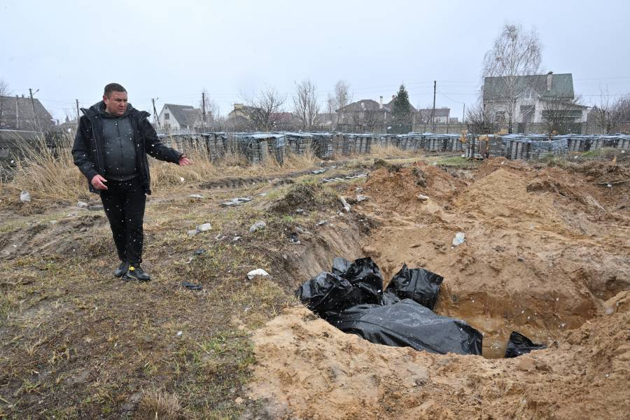 Cadáveres de 410 civiles hallados en sector cercano a Kiev retomado a tropas rusas, dice fiscal ucraniano