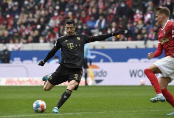 Lewandowksi lidera tabla de goleo en Alemania