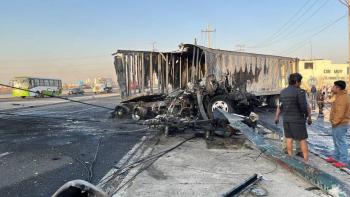 Tr&aacute;iler se incendia sobre la carretera Toluca-Naucalpan