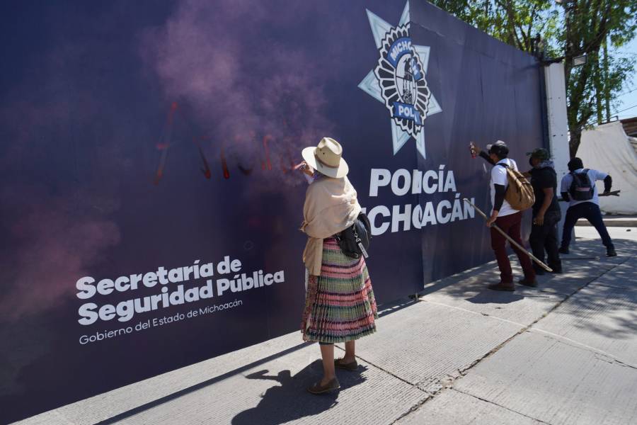Comuneros purépechas destrozan Fiscalía de Michoacán; exigen justicia por crimen de 2017