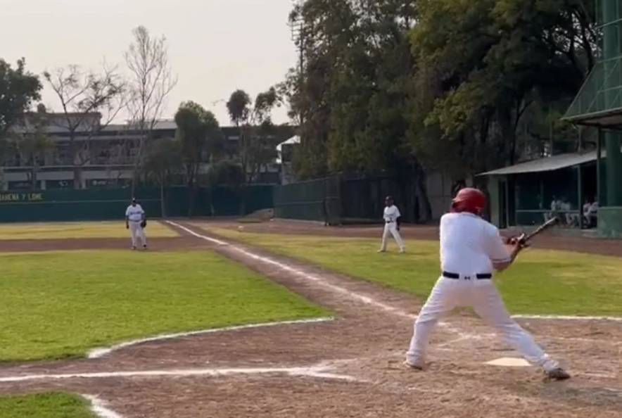 “Tiramos la polilla”: AMLO juega beisbol con secretario de SEDENA