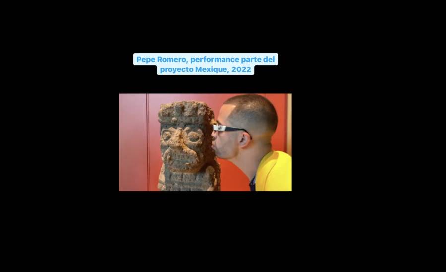 Artista lame piezas prehisp&aacute;nicas del Museo Nacional de Antropolog&iacute;a