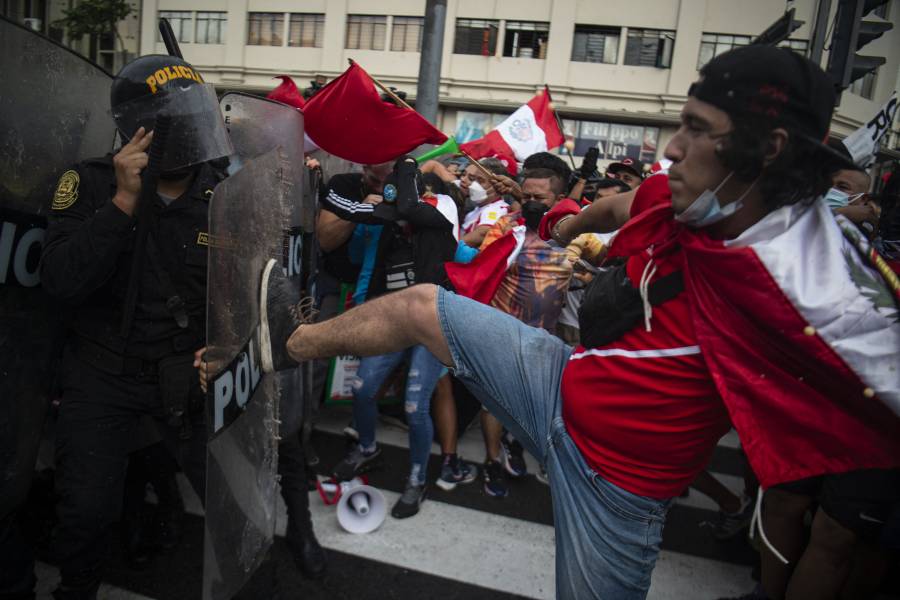 Tras fin de toque de queda, persisten choques entre manifestantes y la policía de Perú