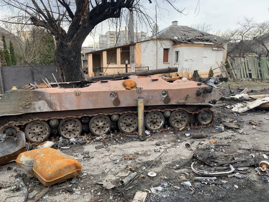 NYT muestra a soldados ucranianos ejecutando a militares rusos heridos