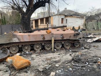 NYT muestra a soldados ucranianos ejecutando a militares rusos heridos