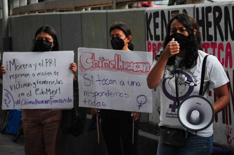 Feministas se manifiestan a las afueras de la FGR; exigen justicia para mujeres en Chimalhuacán, Edomex