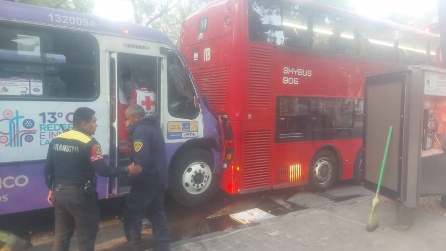 5 lesionados de gravedad tras impacto de camión contra Metrobús